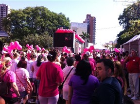 Milhares participam de caminhada do Outubro Rosa em Maringá